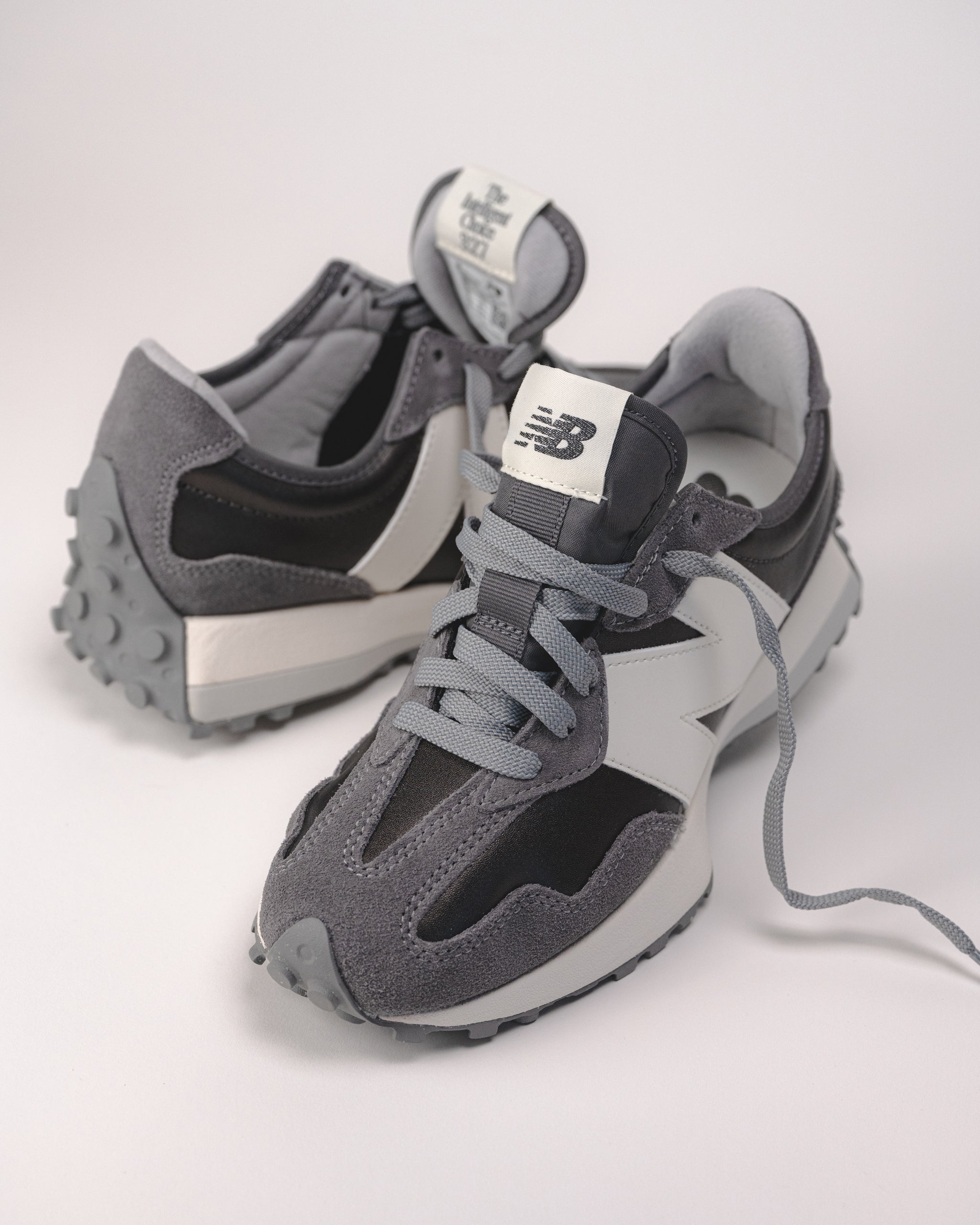 New Balance 327 Women's – Retro Black Metallic Sneaker – Plaza
