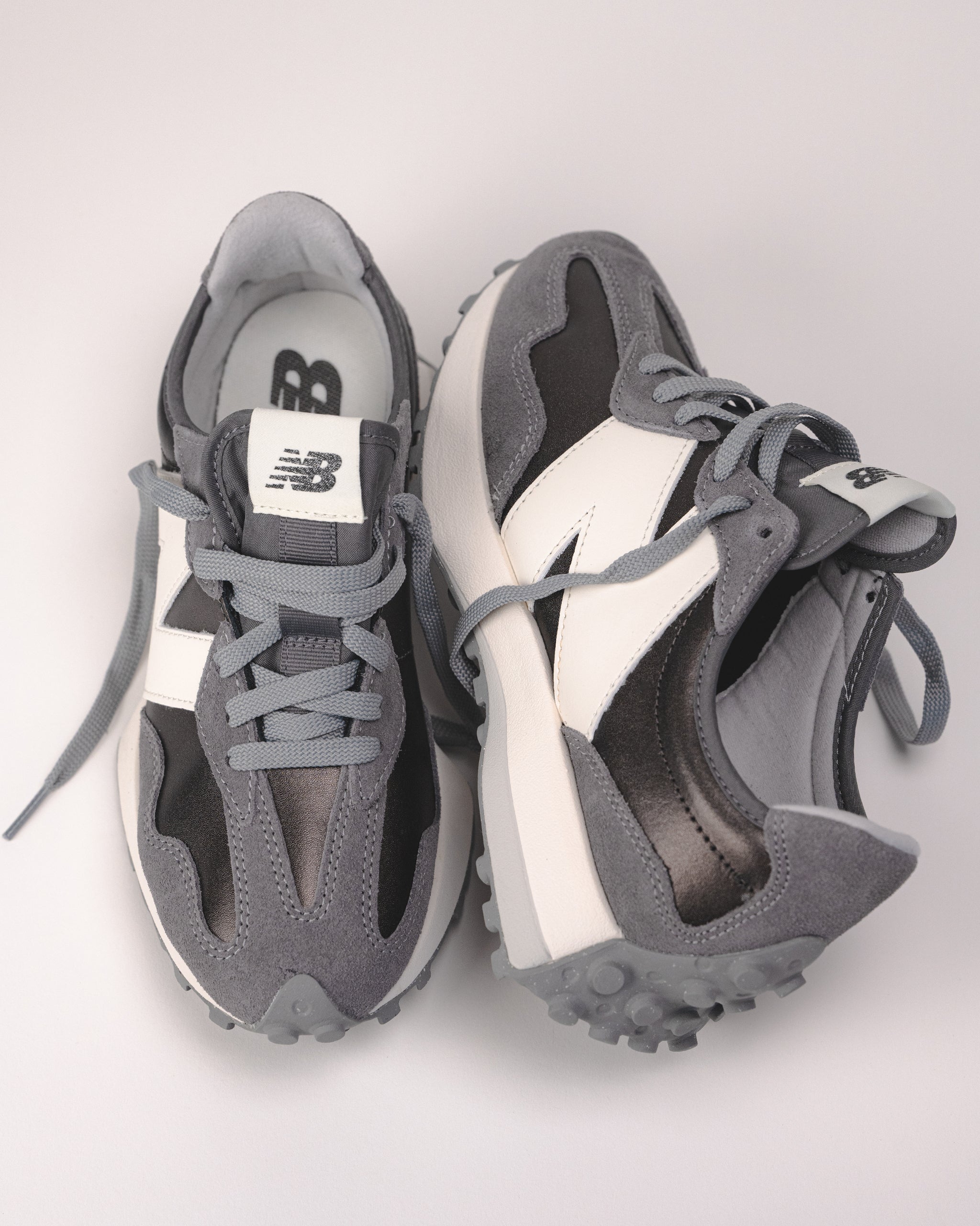 New Balance 327 Women's – Retro Black Metallic Sneaker – Plaza