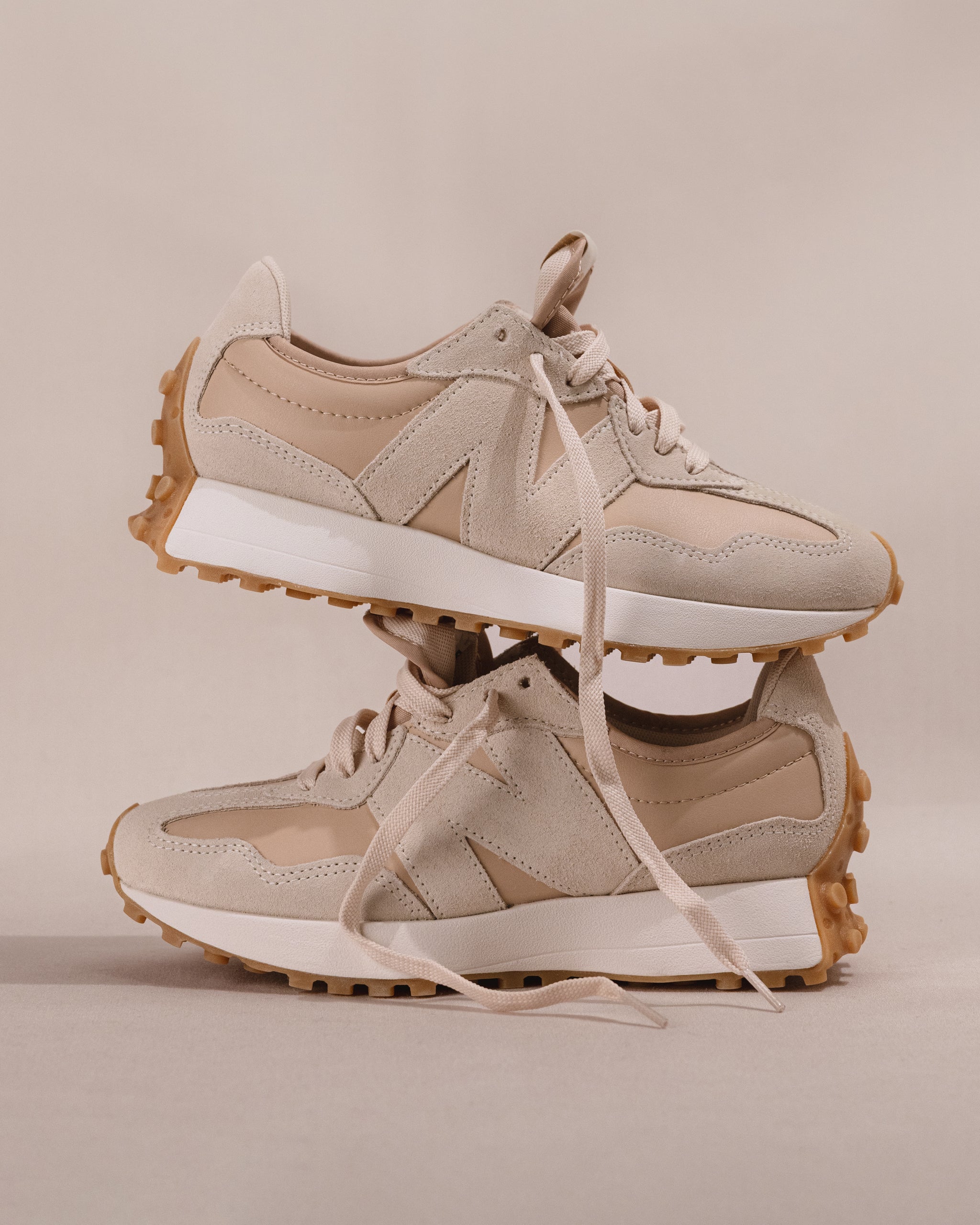 銀薄ページ New Balance 327 V1 Sneaker – Dark Tan / Cream Suede Retro