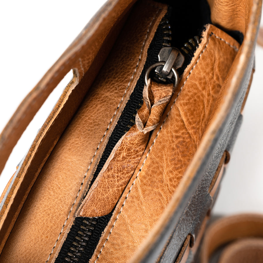 バッグ calee STUDS LEATHER BODY BAG STUDS LEATHER SHOULDER BAG ＜INTERNAL FLEX FRAME TYPE＞ – CALEE